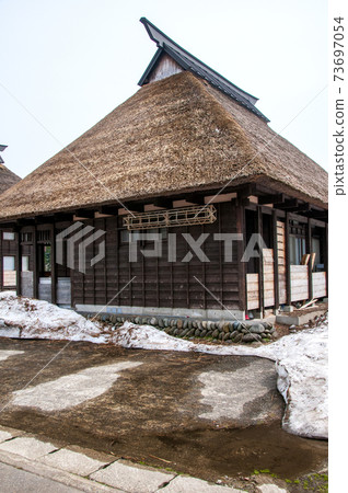 Oginojima水稻種植標尺掛在茅草屋頂的農民的房檐上 73697054