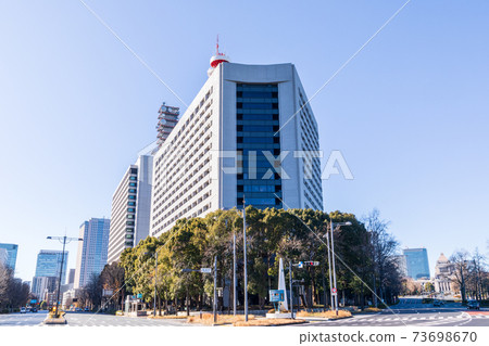 “東京”警察局大樓和湛藍的天空 73698670