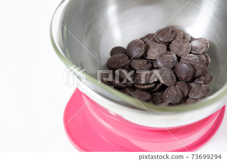 Couverture chocolate tablet [white background] 73699294