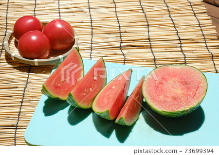 迷你西瓜紅西瓜和鮮紅番茄 73699394