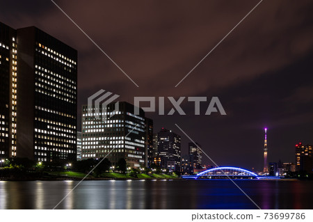 晴海的Eidai大橋和東京鐵塔的夜景 晴海的Eidai大橋和東京鐵塔的夜景 73699786