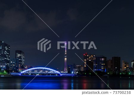 晴海的Eidai大橋和東京鐵塔的夜景 晴海的Eidai大橋和東京鐵塔的夜景 73700238