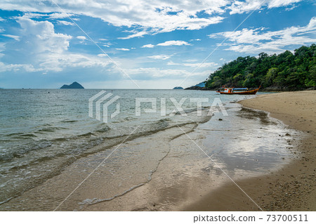 Beautiful beach in Koh Yi pun island in Andaman sea, Ranong, Thailand. Beautiful beach in Koh Yi pun island in Andaman sea, Ranong, Thailand. 73700511