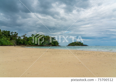 Beautiful beach in Koh Yi pun island in Andaman sea, Ranong, Thailand. Beautiful beach in Koh Yi pun island in Andaman sea, Ranong, Thailand. 73700512