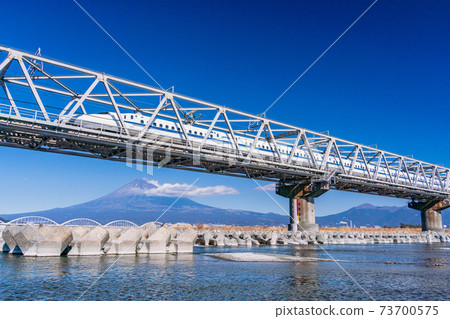 (Shizuoka Prefecture) Shinkansen running on the Fuji River railway bridge with Mt. Fuji in the background 73700575