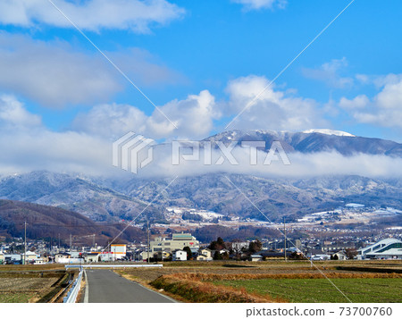 冬天,長野縣松本市的風景和八and山的白雪皚皚的景色 冬天,長野縣松本市的風景和八and山的白雪皚皚的景色 73700760