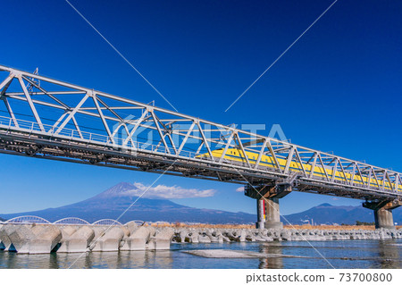 (Shizuoka Prefecture) Shinkansen Doctor Yellow running on the Fuji River railway bridge with Mt. Fuji in the background (Shizuoka Prefecture) Shinkansen Doctor Yellow running on the Fuji River railway bridge with Mt. Fuji in the background 73700800