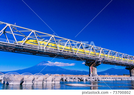 (Shizuoka Prefecture) Shinkansen Doctor Yellow running on the Fuji River railway bridge with Mt. Fuji in the background (Shizuoka Prefecture) Shinkansen Doctor Yellow running on the Fuji River railway bridge with Mt. Fuji in the background 73700802