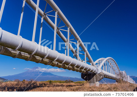 (Shizuoka Prefecture) Fujikawasuikan Bridge and Mt. Fuji 73701406