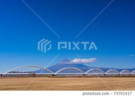 (Shizuoka Prefecture) Fujikawasuikan Bridge and Mt. Fuji 73701417