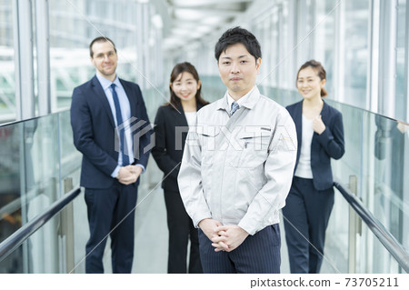 穿著工作服和西裝的商務團隊男女 穿著工作服和西裝的商務團隊男女 73705211