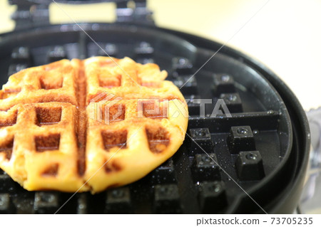 Bake a pizza bun with a waffle maker Bake a pizza bun with a waffle maker 73705235