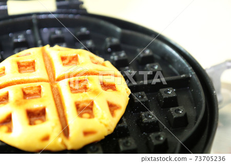 Bake a pizza bun with a waffle maker Bake a pizza bun with a waffle maker 73705236