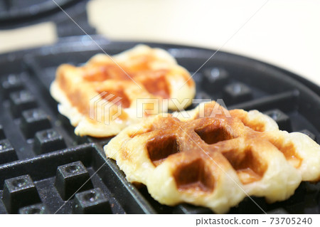 Making crawles with a waffle maker (sweets from Korea) 73705240