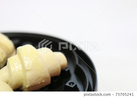 Making crawles with a waffle maker (sweets from Korea) 73705241