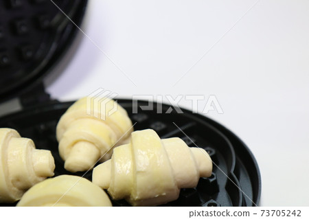 Making crawles with a waffle maker (sweets from Korea) Making crawles with a waffle maker (sweets from Korea) 73705242