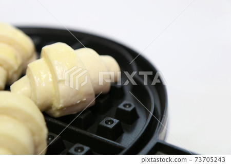 Making crawles with a waffle maker (sweets from Korea) Making crawles with a waffle maker (sweets from Korea) 73705243