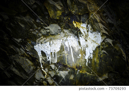 Arrow pointing to the back of the underground pit Arrow pointing to the back of the underground pit 73709293