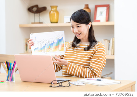 在家遠程辦公的年輕女商人 73709552
