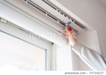 在窗戶上安裝捲簾的工人之手 在窗戶上安裝捲簾的工人之手 73710227