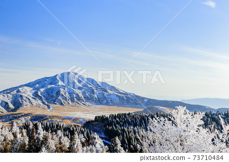 Mt. Kishima Winter Karasuhatake seen from the mountain trail, Aso City, Kumamoto Prefecture 73710484