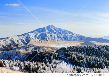 從熊本縣阿蘇市的山路上看到的木島山冬季Karasuhatake 從熊本縣阿蘇市的山路上看到的木島山冬季Karasuhatake 73710486