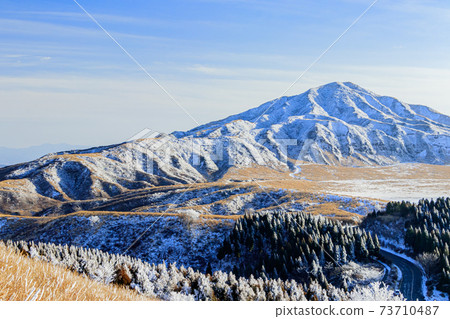 Mt. Kishima Winter Karasuhatake seen from the mountain trail, Aso City, Kumamoto Prefecture 73710487