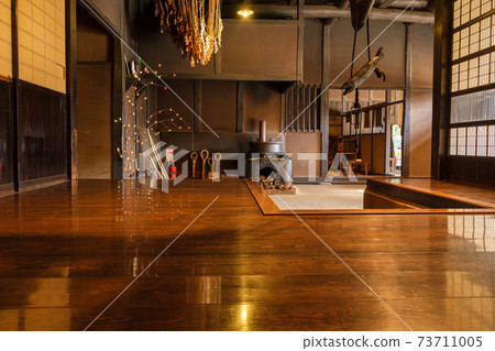 The hearth and the sliding door The hearth and the sliding door 73711005