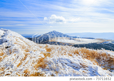 Mt. Kishima and Mt. Kusasenri seen from the mountain trail in winter, Aso City, Kumamoto Prefecture 73711652