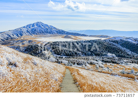 Mt. Kishima and Mt. Kusasenri seen from the mountain trail in winter, Aso City, Kumamoto Prefecture 73711657