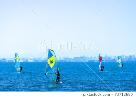 Windsurfing in search of the wind 73712690