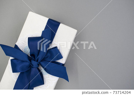 在灰色的背景上的白色禮品盒 73714204