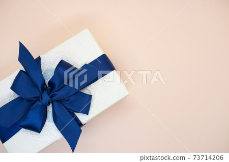 粉紅色的背景上的白色禮品盒 73714206