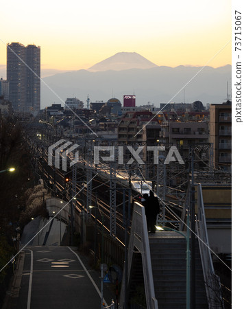 Mt. Fuji and the setting sun in the city Mt. Fuji and the setting sun in the city 73715067