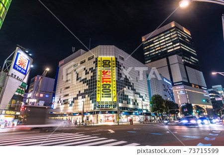 日本上野廣小路十字路口和松坂屋上野商店的東京城市景觀的景色= 1月21日 日本上野廣小路十字路口和松坂屋上野商店的東京城市景觀的景色= 1月21日 73715599