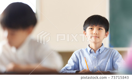 Elementary school students studying in the classroom 73715843