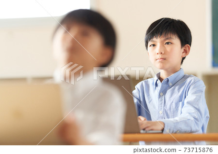 Elementary school students studying in the classroom 73715876