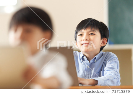 小學生使用計算機學習 73715879