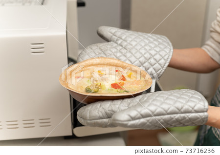 用奶油煮熟的海鮮和蔬菜煮 用奶油煮熟的海鮮和蔬菜煮 73716236