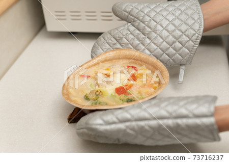 用奶油煮熟的海鮮和蔬菜煮 73716237