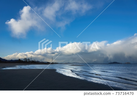 平靜的海浪和瀨戶內海沙灘的風景 73716470