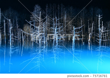 下雪的冬天,一個夢幻般美麗的藍色池塘照亮了 下雪的冬天,一個夢幻般美麗的藍色池塘照亮了 73716781