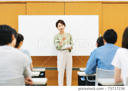 女講師在研討會上講話 73717236