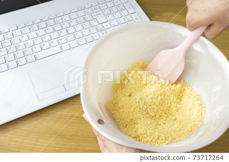 看一台膝上型計算機和做曲奇餅的一個人的圖像 看一台膝上型計算機和做曲奇餅的一個人的圖像 73717264