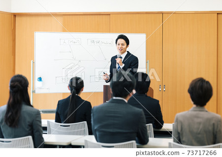 培訓中的男教練教學 73717266