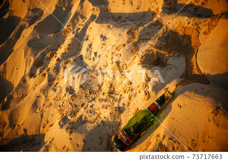 在海灘上遺棄的啤酒瓶 73717663