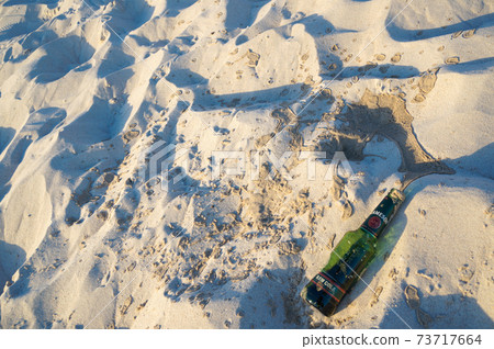 在海灘上遺棄的空瓶 73717664