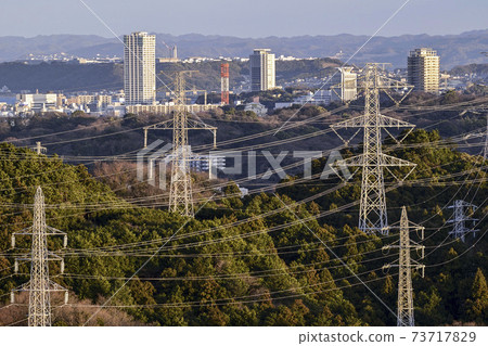 橫須賀和輸電線路中心附近的市區[三浦半島] 2018年冬季 73717829