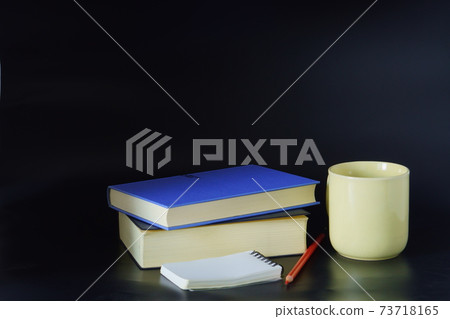 拍攝於2020年10月26日:書本和咖啡杯 拍攝於2020年10月26日:書本和咖啡杯 73718165