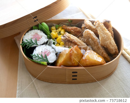 壽司捲和雞肉便當 73718612